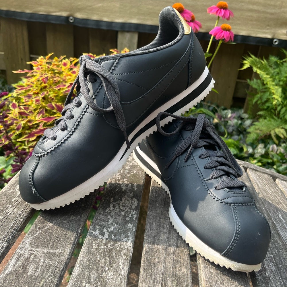 Nike Cortez classic heritage shoe in black. Womens 9.5
